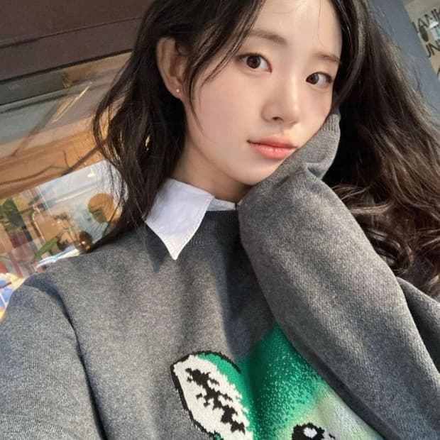 [L] 메종키츠네 바이브런트 폭스헤드 니트(배우 신시아 착용)