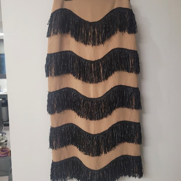 택있는 새상품 테슬 스커트 베이지