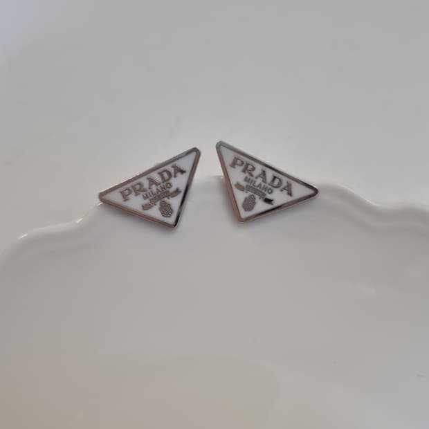 프라다 업사이클링 삼각로고 미니 귀걸이 화이트