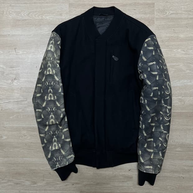 마르셀로불론 스네이크 패턴 배색 스타디움 바시티 자켓 [블랙] L/100