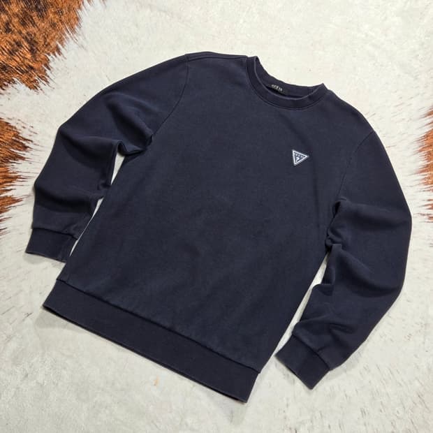 게스 네이비 맨투맨