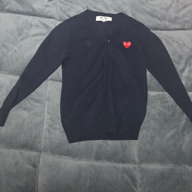 꼼데가르송 하트 와펜 브이넥 가디건 (네이비)