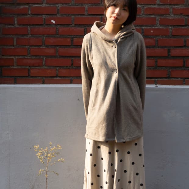 소프트 그레이 후드 탑