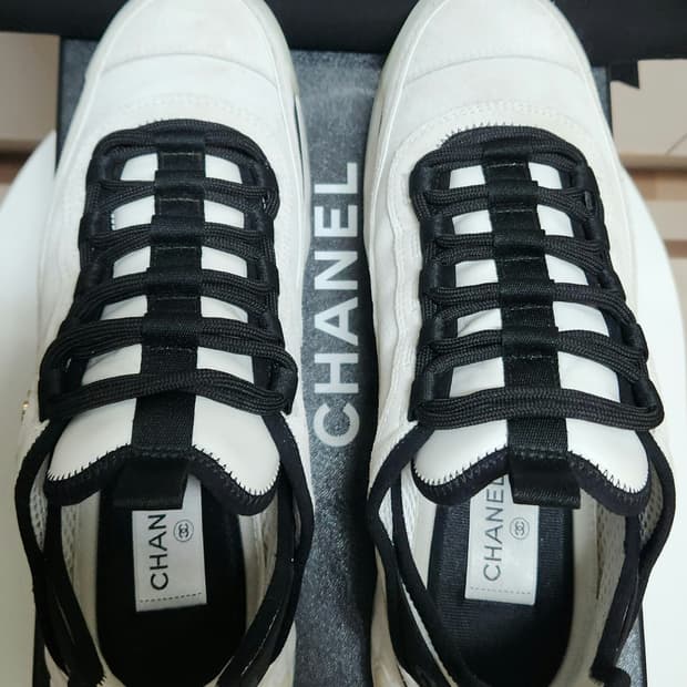 [정품) 샤넬 스니커즈 운동화 스웨이드 카프스킨 CC골드로고/화이트 41