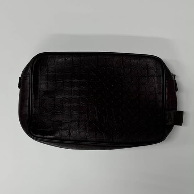 살바토레 페라가모 간치니 모노그램 가죽 클러치