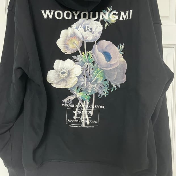 우영미 23FW 플라워 백로고 후드 블랙 48
