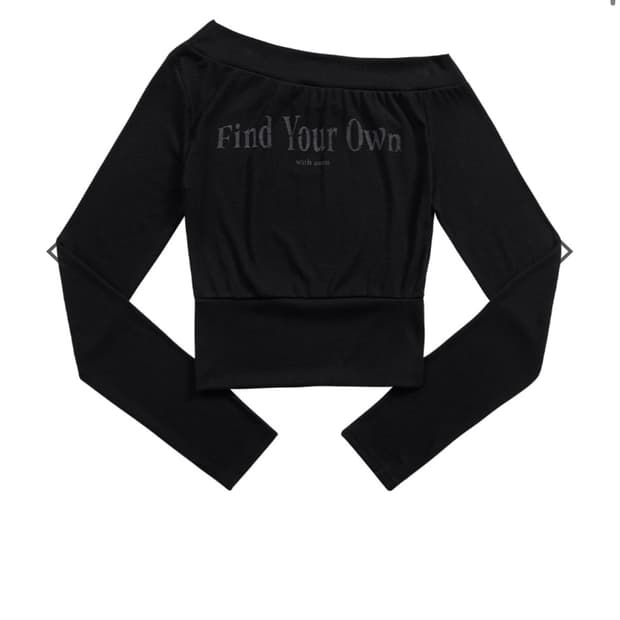 애즈온 파인드 오프 숄더 티 블랙