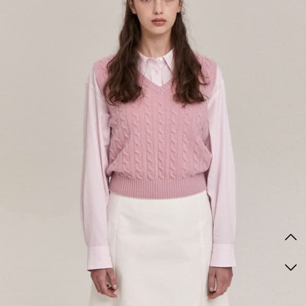더바넷 핑크 포니 케이블 니트 베스트