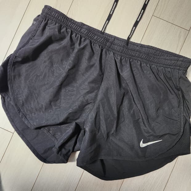 나이키 우먼 드라이 템포 쇼츠 러닝 반바지 사이즈m

속바지 있고 뒷주머