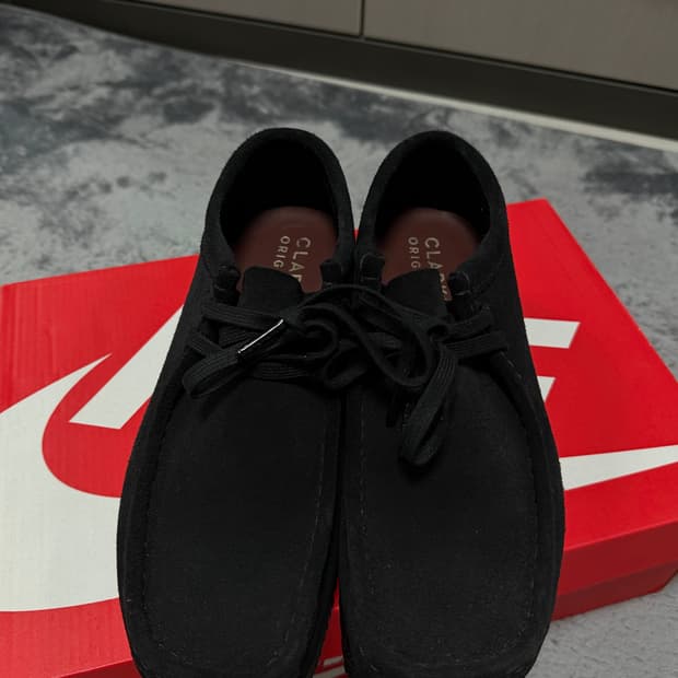 250) 클락스 왈라비 스웨이드 블랙