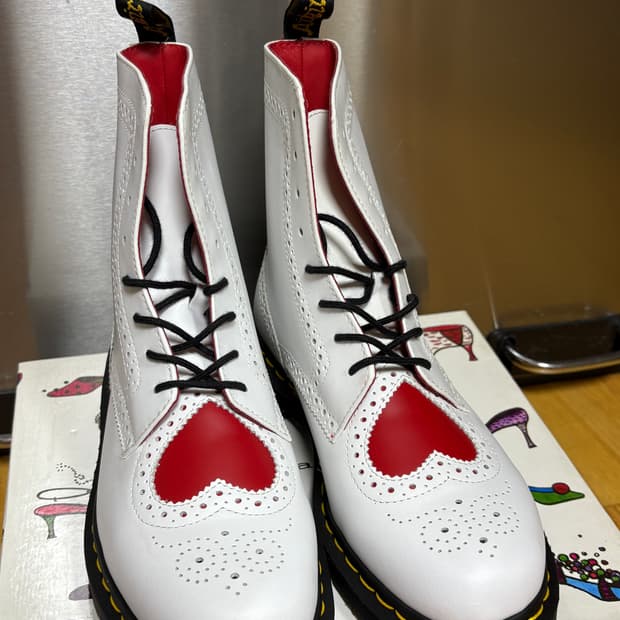 닥터마틴 발렌타인 한정 벤틀리 하트(UK6,US8) 8홀 부츠 새상품