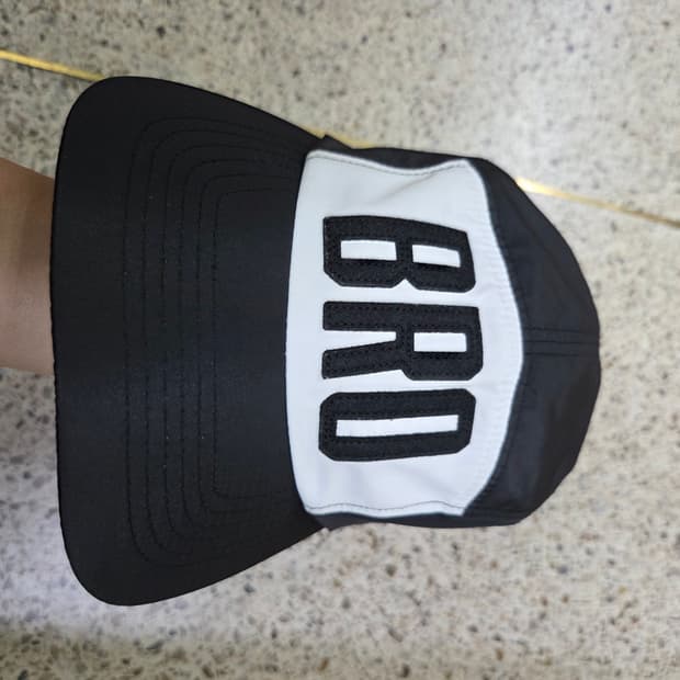 엄브로 캠프캡 