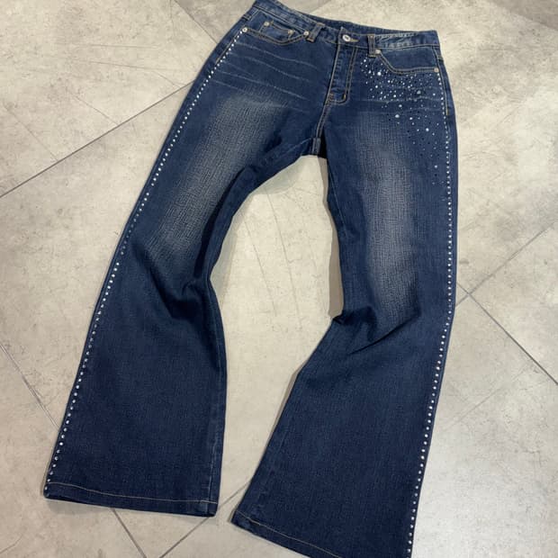 큐빅 디테일 세미 부츠컷 데님 팬츠