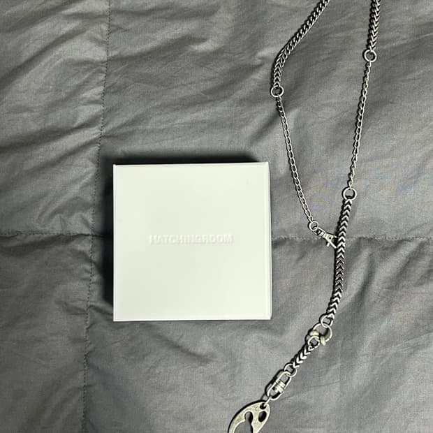 해칭룸 브로큰 에그 목걸이