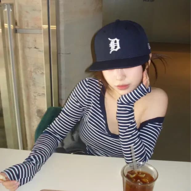 아워캐비넷 friday unbal stripe tee