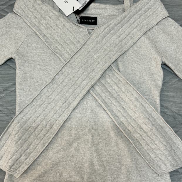 레더리 오프숄더 니트