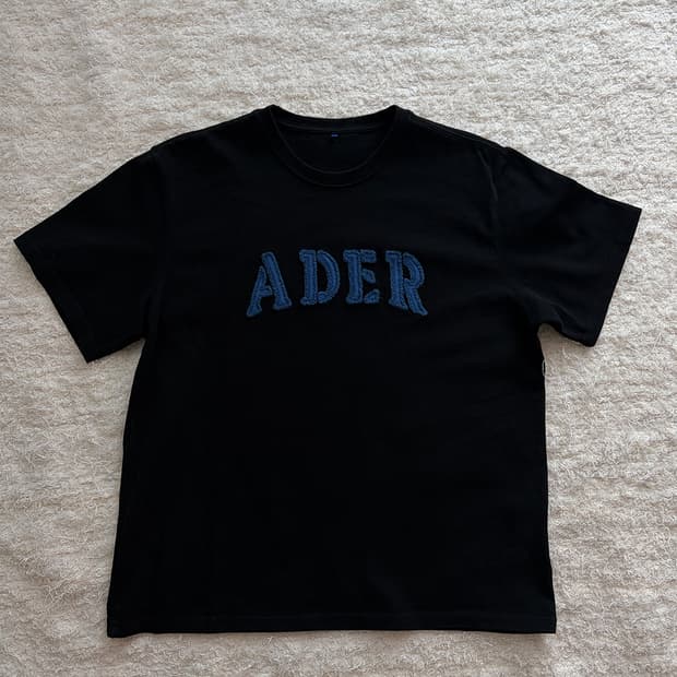 A3) 아더에러 아플리케 로고 티셔츠