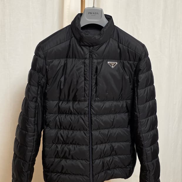 [새상품급 / 50 ] 프라다 리나일론 삼각로고 다운 숏 패딩 자켓 블랙
