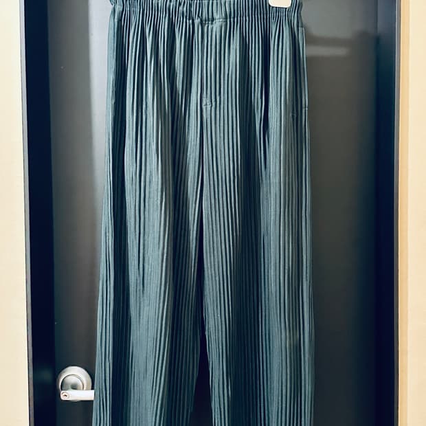 옴므플리세 이세이미야케 다크 그린 와이드 팬츠 1사이즈