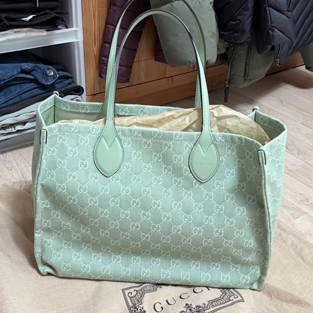 구찌 오피디아 GG 라지 토트백 페일 그린 데님 