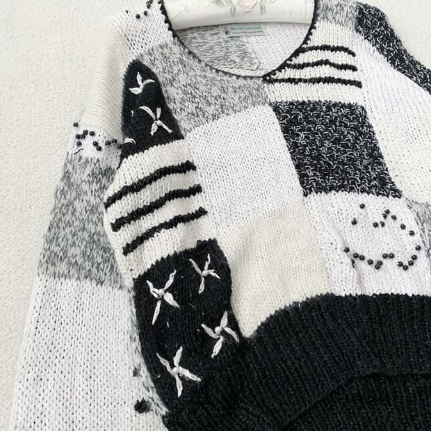 무채색 패치 진주 루즈핏 니트