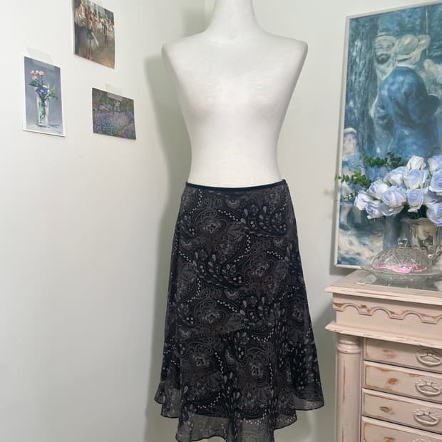 black lavender pasley ruffle point midi