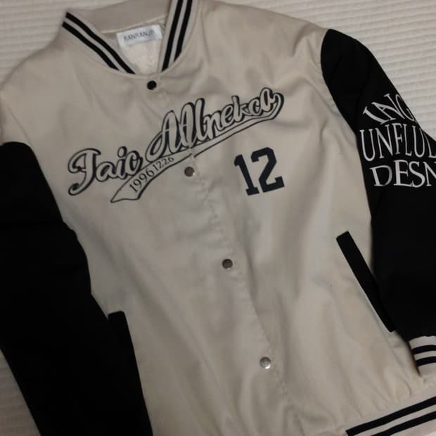 베이지 블랙 바시티 자켓