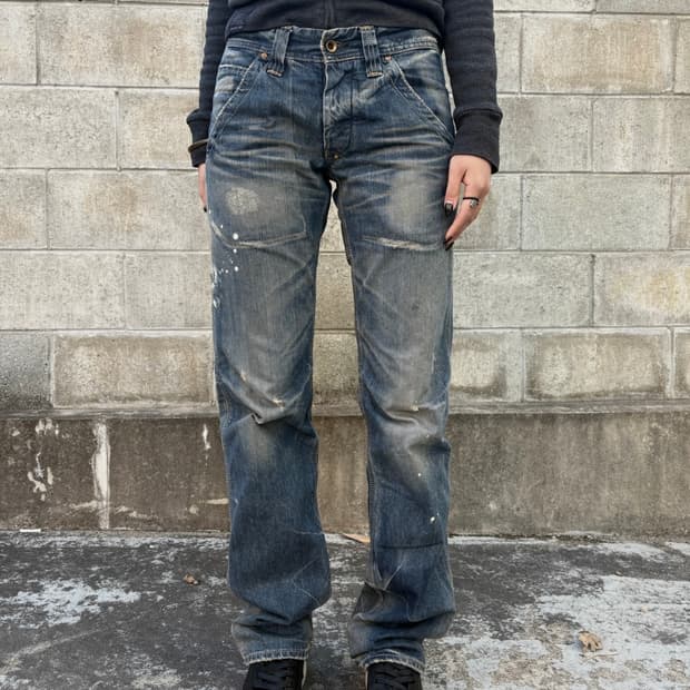 Destroyed wasing blue jean