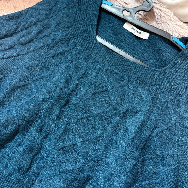 8 세컨즈 크롭니트