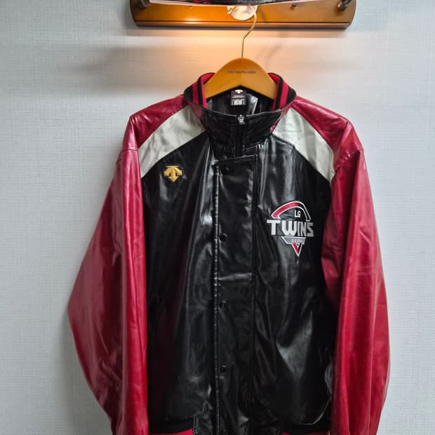 105) 데상트 17시즌 LG트윈스 유광 춘추 점퍼 팝니다