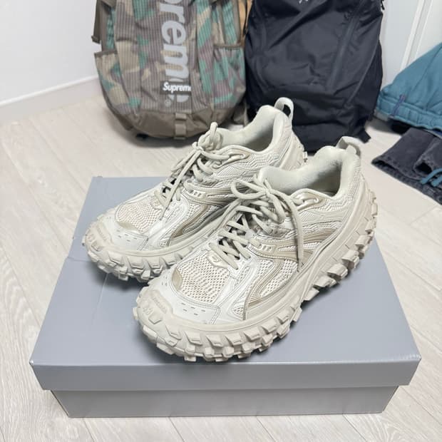발렌시아가 디펜더 베이지 43 새상품급