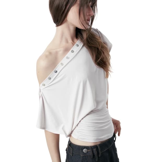 PLOP Opal Shell Top 버튼 오프숄더 트임 반팔 티셔츠