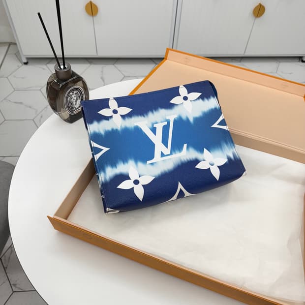 [한정판] 루이비통 에스칼 포쉐트 토일렛 클러치