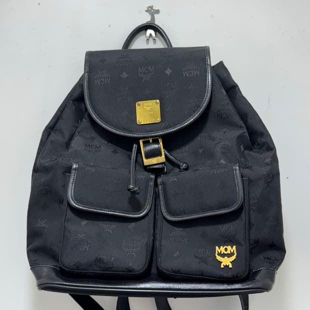 MCM 블랙 로고 백팩