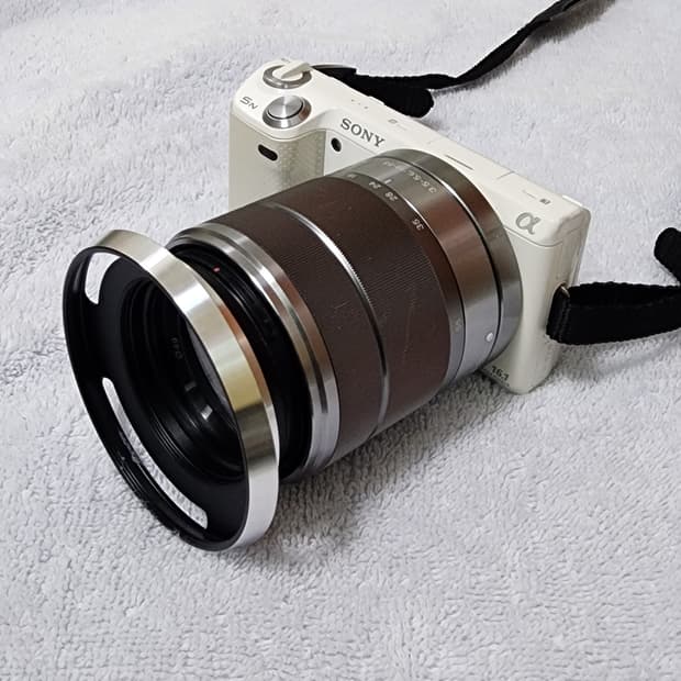 소니 NEX-5N 미러리스 카메라와 18-55mm 렌즈팝니다.