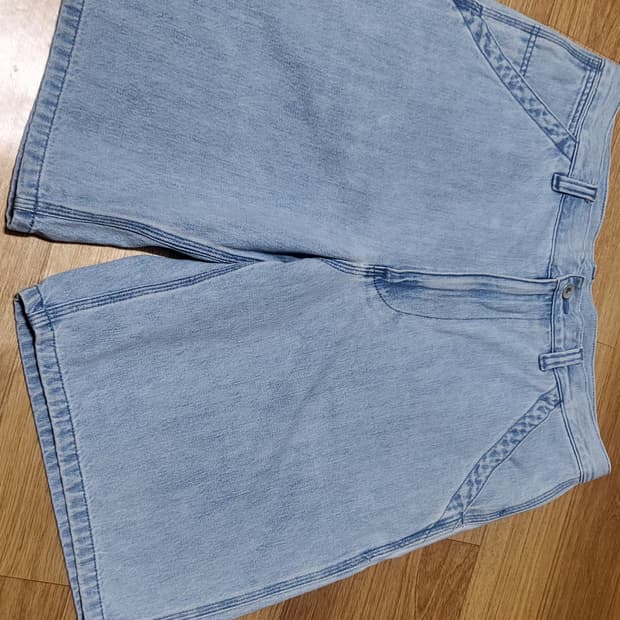 유니클로 버뮤다 팬츠 연청 색상 L 사이즈