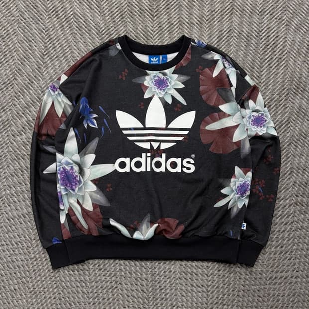 아디다스 플라워 패턴 빅로고 맨투맨 v2431