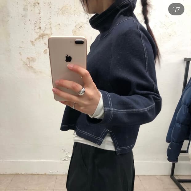 히로코 코시노 터틀넥 탑