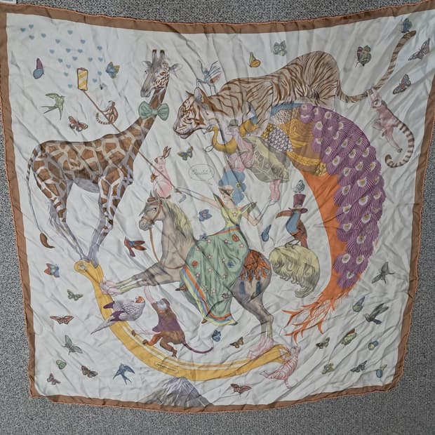 에르메스(Hermès)스토리 까레 스카프 90
