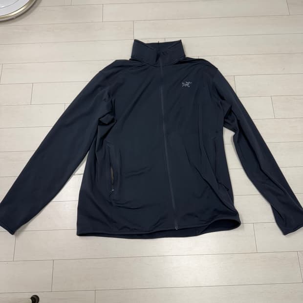 아크테릭스 카이어나이트 라이트웨이트 자켓 블랙사파이어 색상입니다. XL 