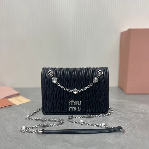 미우 미우 마테라쎄 나파 가죽 미니백 블랙