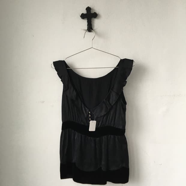 Velvet line button point frill glossy sl
