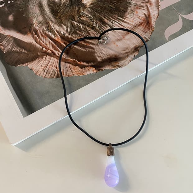 라벤더 빛 비즈 드롭 목걸이