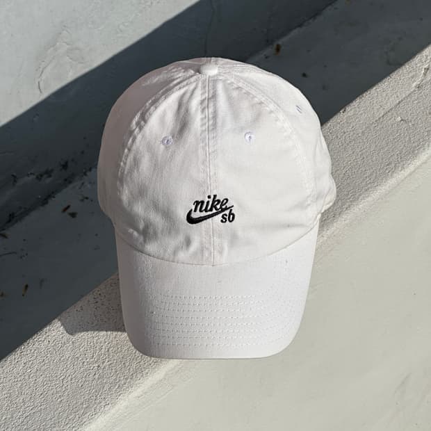 [F] 나이키 SB 로고 화이트 볼캡 모자