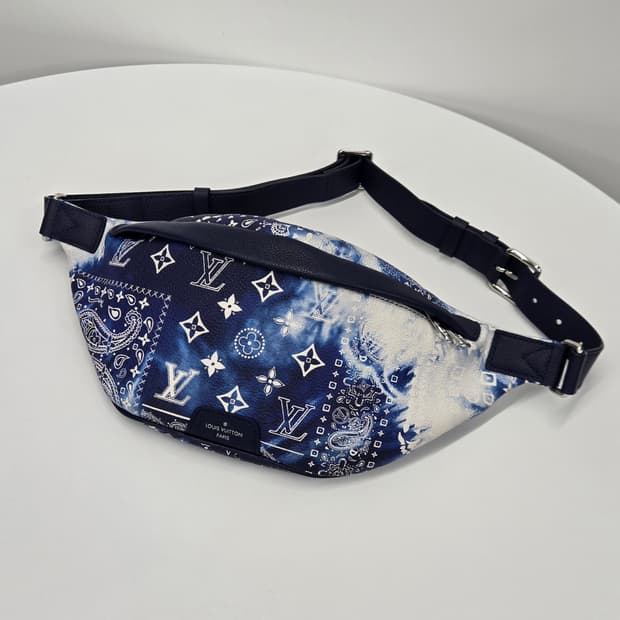 루이비통 LV 반다나 모노그램 디스커버리 범백 힙색