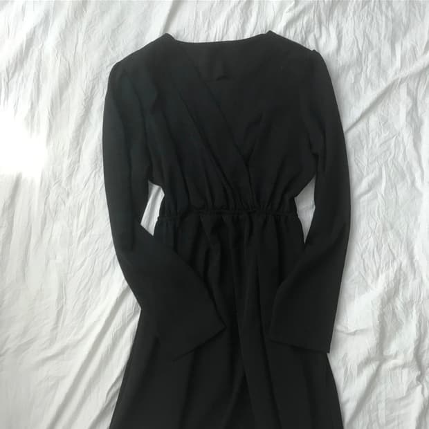 배색 브이넥 셔링 롱 원피스