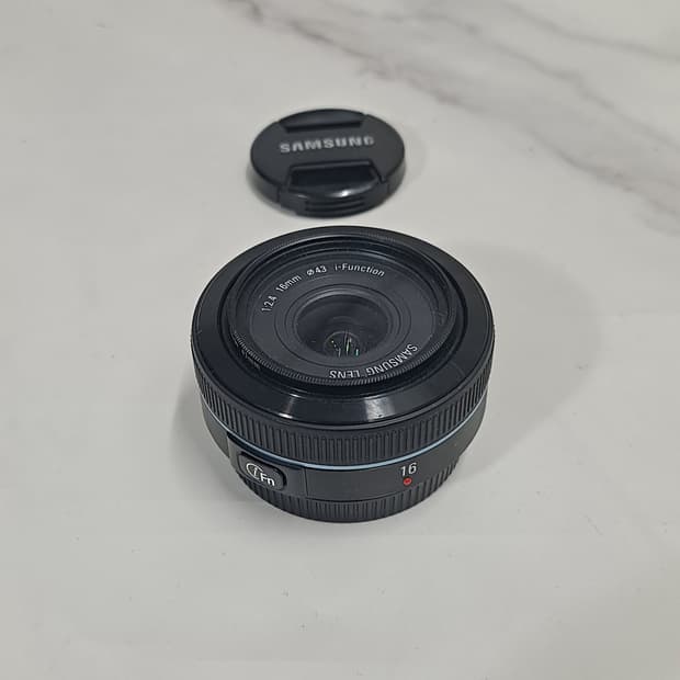 상태 좋은 삼성 NX 16mm 미러리스 단렌즈 F2.4