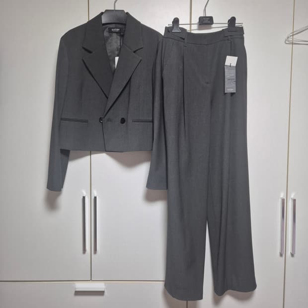 시스티나 셋업 크롭 자켓 원턱 팬츠 세트 차콜