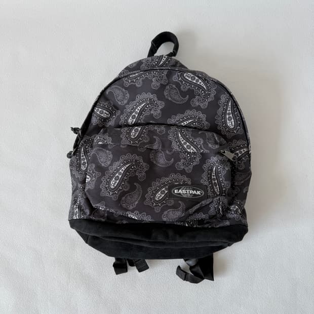 이스트팩(EASTPAK) 페이즐리 백팩(하단 스웨이드, 샘플택)