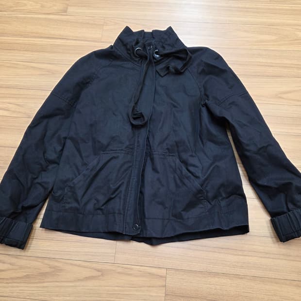 깔끔한 블랙 색상의 캘빈클라인 여성 자켓입니다. 100% 면 재질이라 착